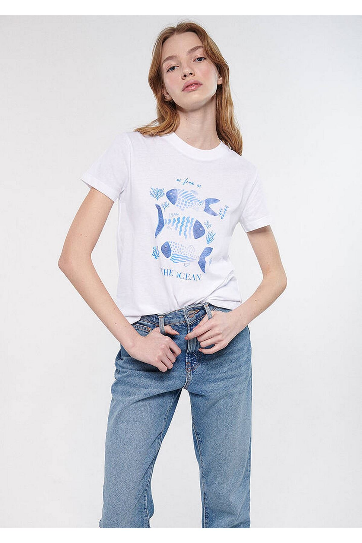 The Ocean Balık Baskılı Mavi Kadın Beyaz Tişört - M1611284-620